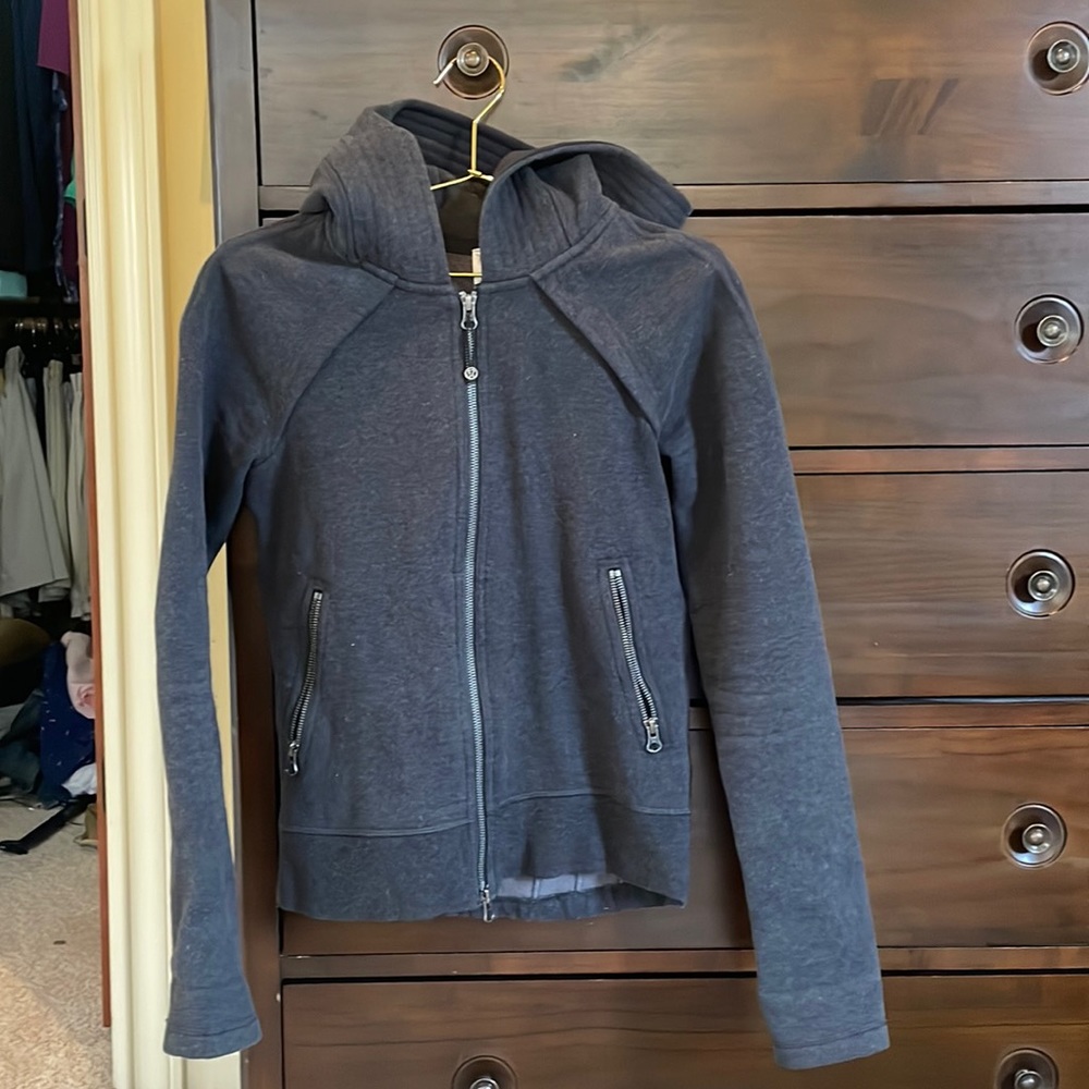 Lululemon sweatshirt fitted, thumb holes dark gray